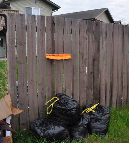 The program currently accepts the following materials: Grass clippings Tree branches Leaves Garden waste There is no limit to the amount of yard waste residents can place out for collection;