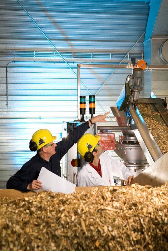 ECN and torrefaction 20 years experience in biomass co- firing R&D, idenffied the potenfal of torrefacfon and played a pioneering role in adapfng torrefacfon to bioenergy applicafons since 2002 ECN s