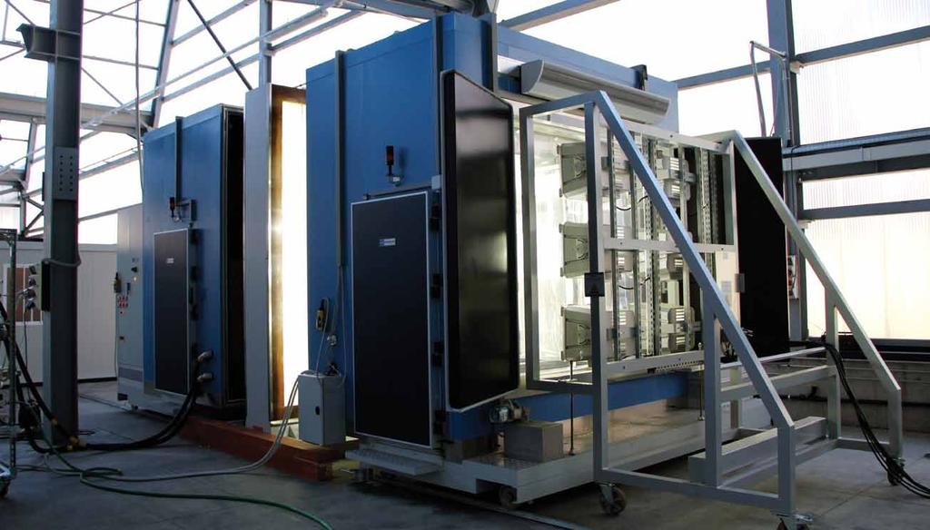 Open guarded hot box with solar simulator Numerical support for measurement In parallel with the laboratory tests, heat transfer and fluid dynamic analyses throughout numerical models are offered for