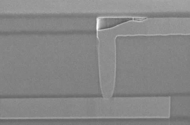 E1.4.6 90 80 70 60 50 40 30 Figure 3. Yield of 360k 0.25µm via chains for 100nm and 10nm PVD copper seed. The yield of wafers with seed enhancement on 10nm PVD seed is also shown.