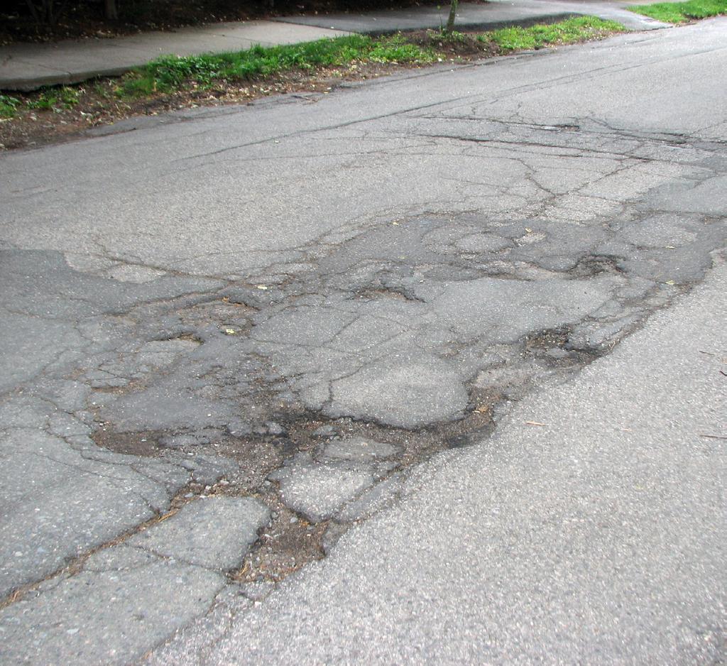 PAVEMENT CONDITION Recent trends indicate that pavement condition has remained constant between 2008 and 2012, yet arterials with substandard pavement condition continue to account for a
