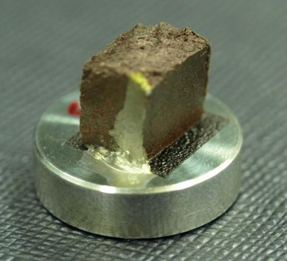 2) Coating of Curvature Sample Sample Silver Paste Sample Holder In case of severe curvature or large size of samples (nonconductive), in order to prevent the sample s Charge-up phenomenon, it should
