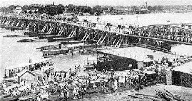 One of the wellknown examples of floating bridge is the temporary bridge prior to construction of present Howrah Bridge at the