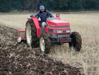 (3) Puddling and levelling:after field flooding, puddling is done using a ride-on tractor or a tiller fitted with a rotary.