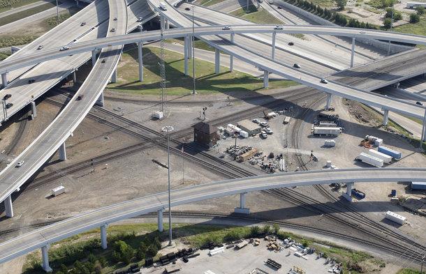 2 Addressing Congestion FRA, TxDOT, Union Pacific Railroad (UP), BNSF Railway (BNSF), and the City of Fort Worth are investing $101.