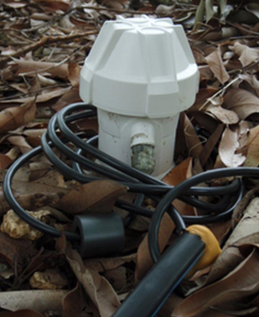 The probe measures the electrical capacitance of the surrounding soil-air-water mixture and converts this reading into the percentage of water in soil.