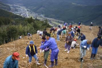 Striving to contribute to CO2 reductions outside Minamata through the Eco Town project.