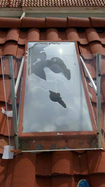 4.4.1 - SKYLIGHTS, CHIMNEYS & ROOF PENETRATIONS: SKYLIGHT CRACKED Safety Hazard and/or Requires Immediate Attention Skylight was cracked in one or more places.