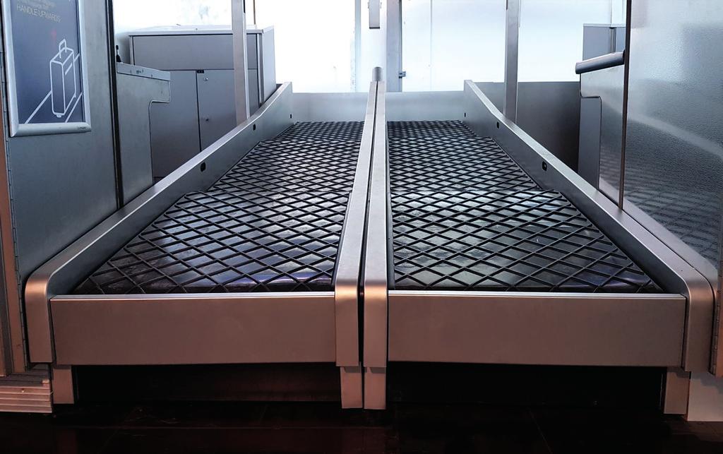 The low height of the conveyor belt and the inclined access make it easier to handle heavy luggage.