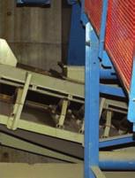 With a shallow pit the material free fall is minimised and, since the Apron-Belt of the SAMSON feeder is wider than the typical railcar, the material flows outward reducing the velocity of the