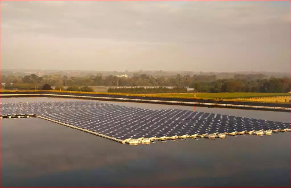 200 kw floating solar farm in Sheeplands Farm, Berkshire, UK Application: renewable energy on-site to