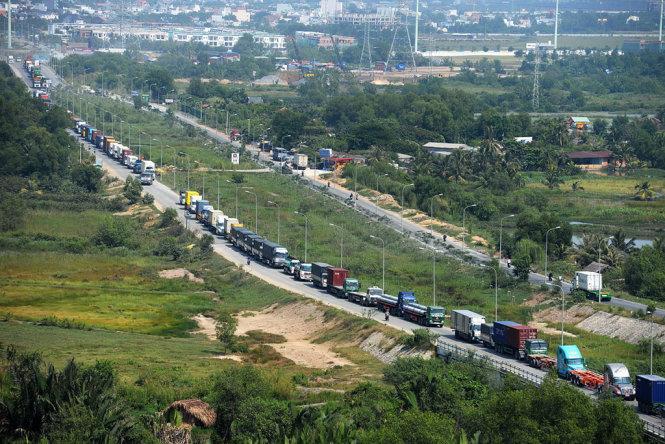 Heavy traffic on Ha Noi High Way, Long Thanh Dau Giay High Way toward