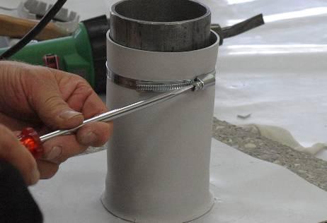 The top of the sleeve is pulled away from the pipe with a screwdriver and the tape is glued to the prepared and primed steel pipe, using Sikaflex-11FC (adhesive approx.