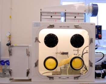 epidermidis was undertaken in a Class III microbiological safety cabinet (internal volume 0.865m 3, figure 7) to allow for greater control of the mixing and concentration of the test aerosol.