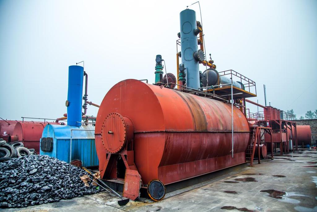 Distillation Plant Working principle Use oil pump, pump the oil into reactor, then heating with a high temperature purify it get good quality oil.