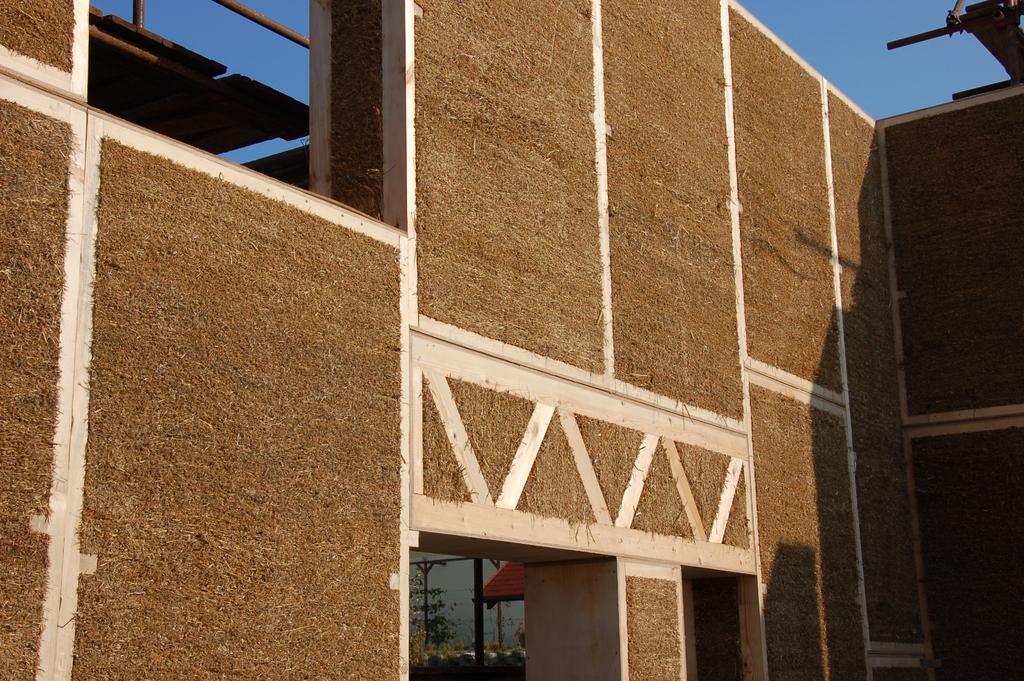 Ecococon straw panels ECOCOCON is a modular building system that adapts to the creative needs of the architect and makes life for the builder easy.