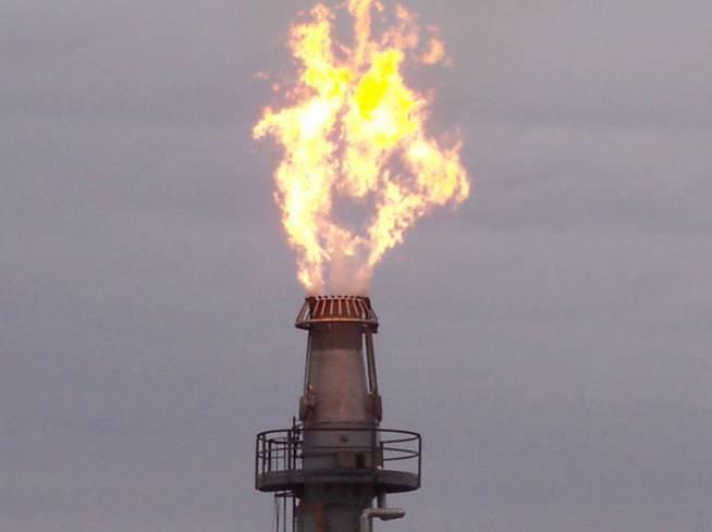 This kind of poor performance can be avoided for a low-velocity flare tip by adding energy to the flare gas at the exit point, via a steam or air-assist system.