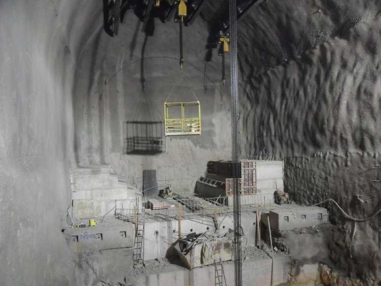 To relieve groundwater pressures weep holes were incorporated into the final 100-175mm shotcrete lining.