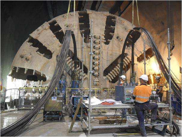 Both TBMs were pulled forward into their final position by 70mm Macalloy bars and a hydraulic pulling system. Friction was reduced to a co-efficient of 0.