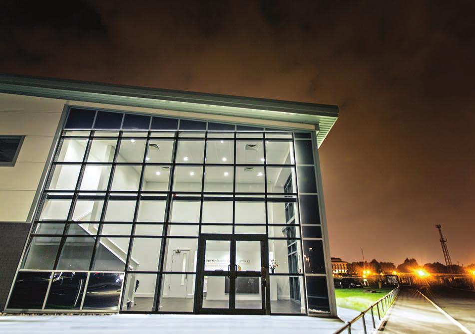 EXTERIOR OPUS 2 As night time approaches, the OPUS 2 LED floodlight illuminates the building s perimeter and car park in a subtle yet distinctive manner.