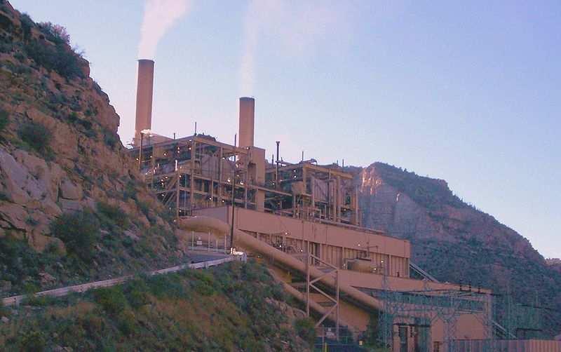 Coal fired power plants provide 49 % of consumed electricity in the United States. Castle Gata Plant, Utah.