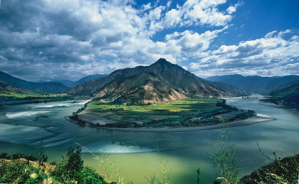 Yangtze River Geomorphology, Hydrology, and the Three Gorges Dam