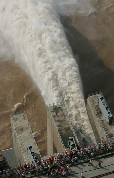 Three Gorges Dam: Vital Stats Height - 181 m (594 ft) Length - 2,335 m (7,661 ft) Spillway capacity - 116,000 m 3