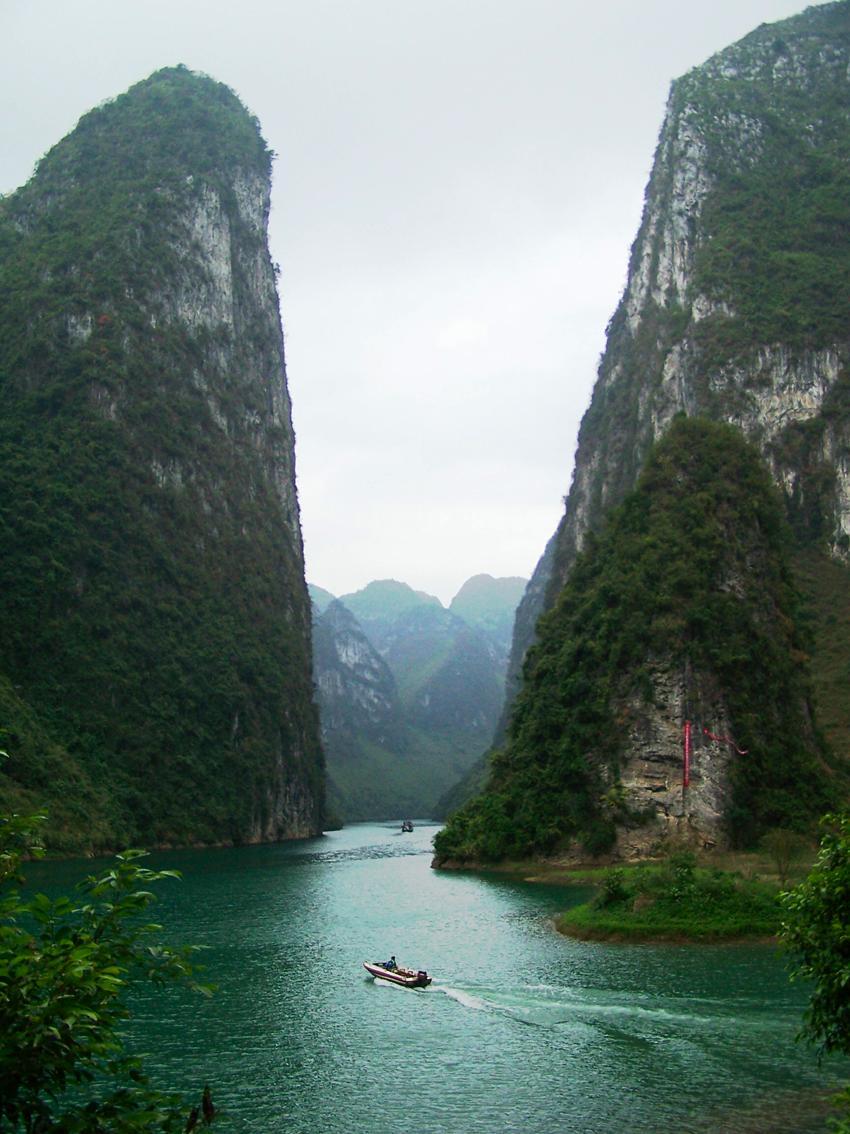 Yangtze River: Vital Stats Length: 3,915 mi (6,300 km) - third longest Annual Discharge: 900 km 3 year 1 - fifth largest Peak annual discharge: 110,00 m 3 /s