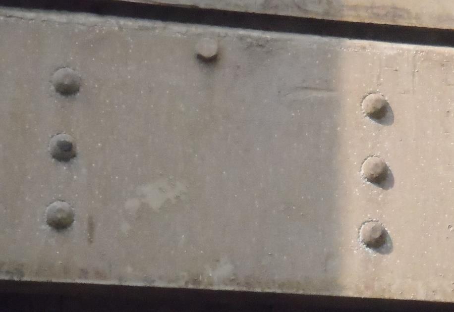 Aluminum rivets in an aluminum structure With rings of galvanic