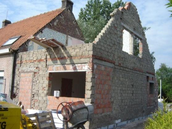 The house after dismantling the walls The construction of the common wall REPLACING THE OUTSIDE BRICK FACADE The old house was built with a traditional cavity wall construction, without insulation.