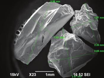 2000 µm. All deposits were screened using sieves for the desired size. (c) Figure 2. 150~400 µm silica sand; 150~400 µm pyrite particles;(c) 1000~2000 µm pyrite particles.