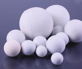 P662, with round shaped crystals and a low surface area ensuring an easy processing, is used in a wide range of applications, from 90 to 98 alumina content.