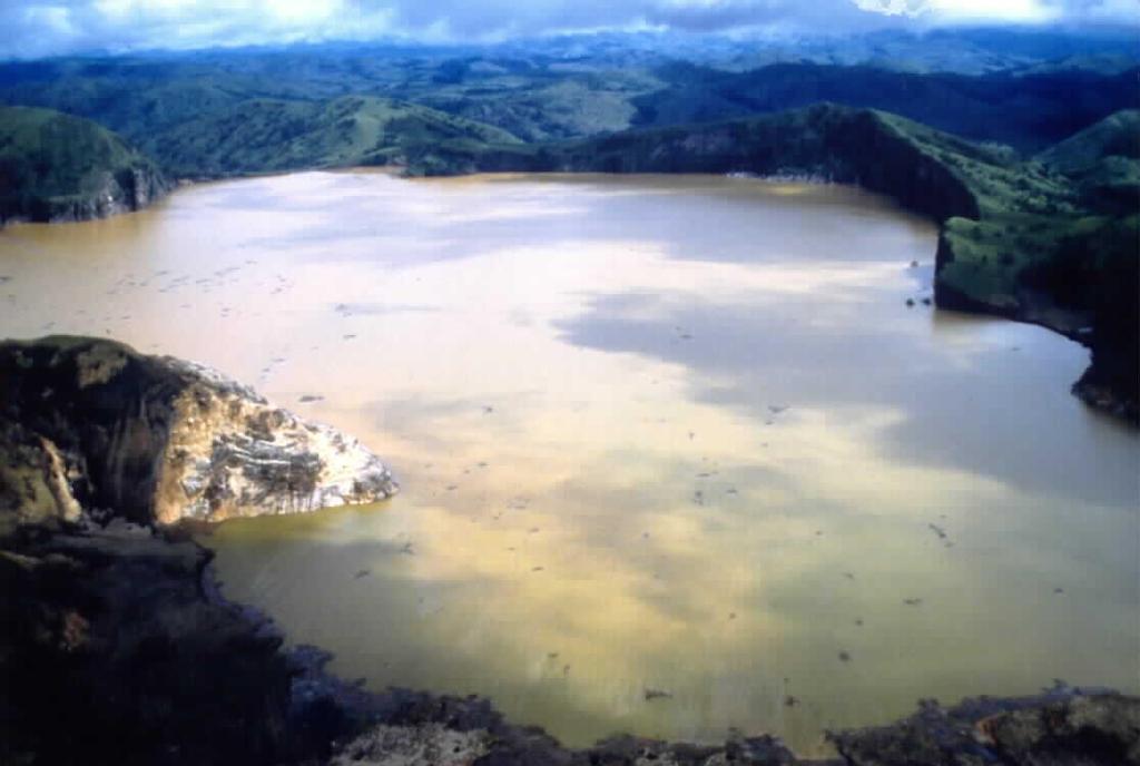 CO 2 Build-up in Headspace Lake Nyos Analogy Lake Nyos lies on the edge of an inactive volcano in Cameroon Magma