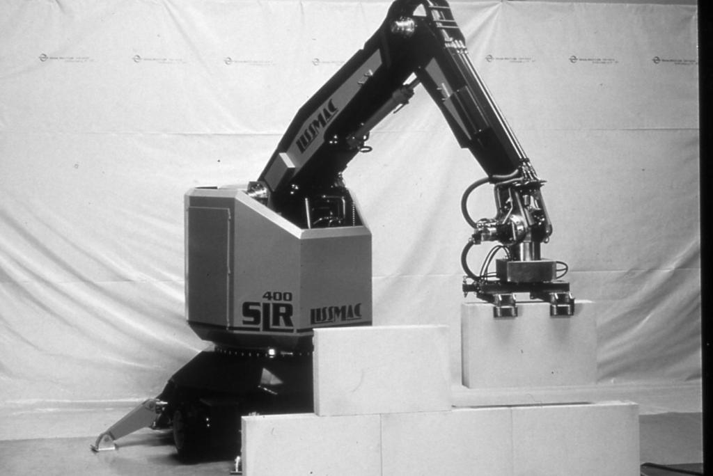 Figure 5 shows a mobile brick laying robot They all had in common that they were intended for use on specifically defined tasks under building site conditions and were not supposed to have an adverse