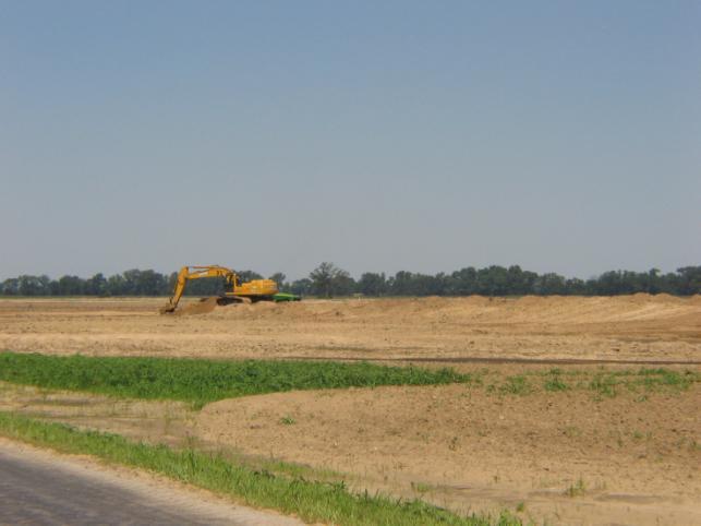 Soil and Crop Damages as a Result of Levee Breaches on Ohio and Mississippi Rivers 145 Fig. 6 Sand being piled up and removed from bottomlands (Illinois).