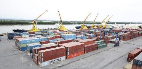 (Container vessel) Annual throughput: 200,000 TEUs