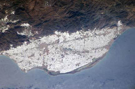 2.2 Large-scale application of the Seawater Greenhouse The photograph below shows Almeria in the south of Spain, and is used here as a reference example of how to convert unsustainable greenhouses
