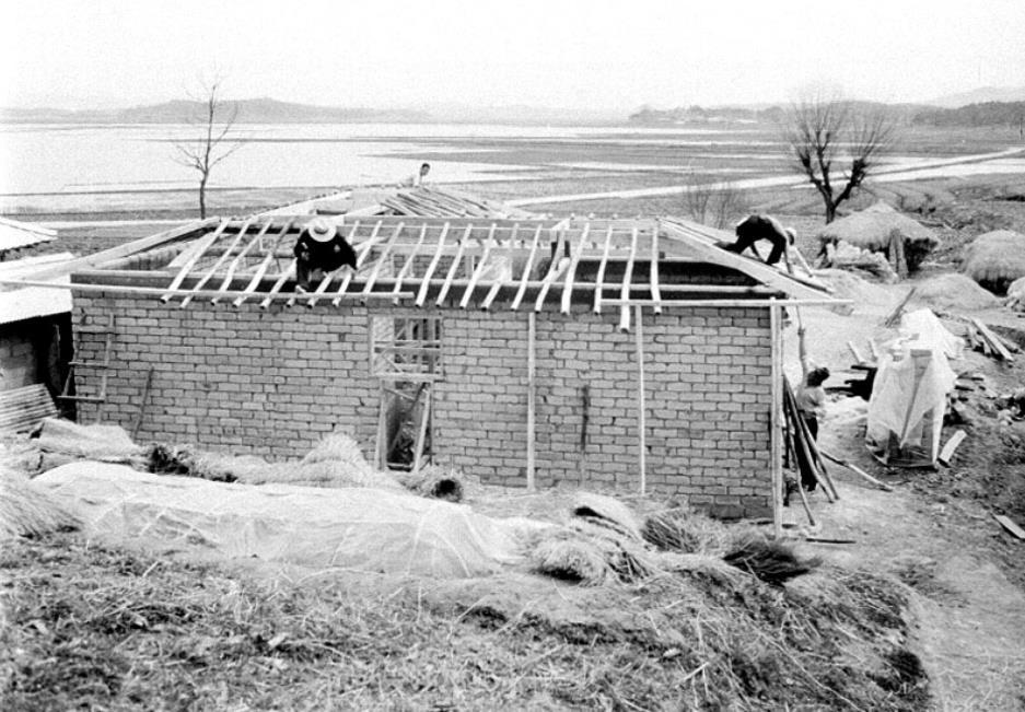 2. History of Korean Agricultural Policy (2) 1970s Saemaul Movement: improving basic living conditions and infrastructure of