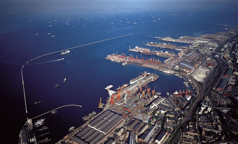 Demand-Oriented, Plan First and Plan Ahead Dalian Port Develop the national plan for port layout Focus on the development of the eastern coast and the