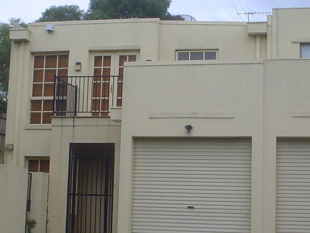 Unacceptable design The garage may be constructed to the side boundary, depending on the location of adjacent buildings and garages relative to the side boundaries and whether permitted in the