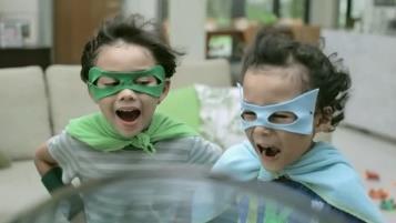 By starting with a comparative storyline, the Maxis One Plan TV commercial successfully attracted the attention of the audience by using two children to do a comparative activity.