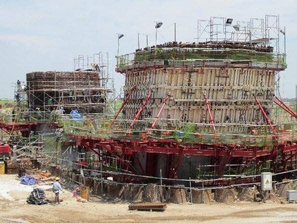 Considering the sharp inclination and complex sectional shapes of the pylons and the need for safe operations at great heights, the project employed self-climbing floor integrated with steel formwork.