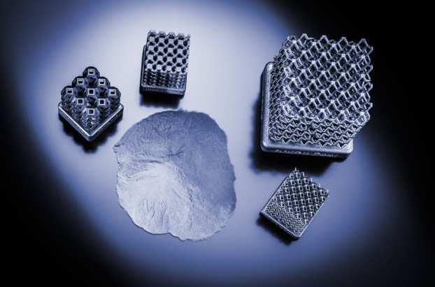 Cohesive Strength of fluidized Metal Powders Powder Based Selective Laser Sintering (SLS) (3D-Printing) Powder BEFORE and AFTER several sintering steps Two-plate stirrer with 8rpm,