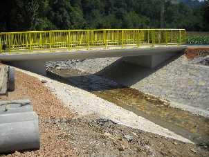 Landović et al.: Presentation of short span reinforced concrete bridges 285 Figure 13 and 14 shows two finished bridges.