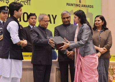 The President of India, Shri Pranab Mukherjee, presenting the National Energy Conservation Awards at the