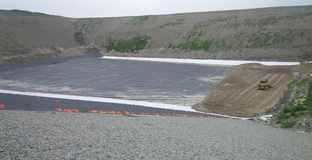 4 CCE AWARD SUBMISSION GOLDER ASSOCIATES LTD. Figure 3 Construction of the final phase of geosynthetic liner (2015).