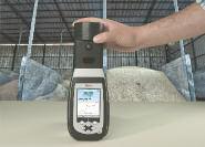 Using the battery-powered microphazir AG analyzer, you can inspect feed