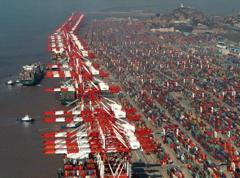 ports now on the sea coast Automated un/loading for vast container lots Ship size: 1300 x194