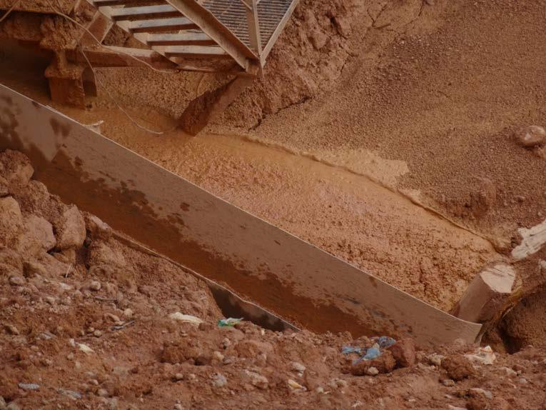 This increases substantially the moisture content of the fines fraction to the extent that even slurries can form as shown above with the risk that the ore will not subsequently lose that moisture by