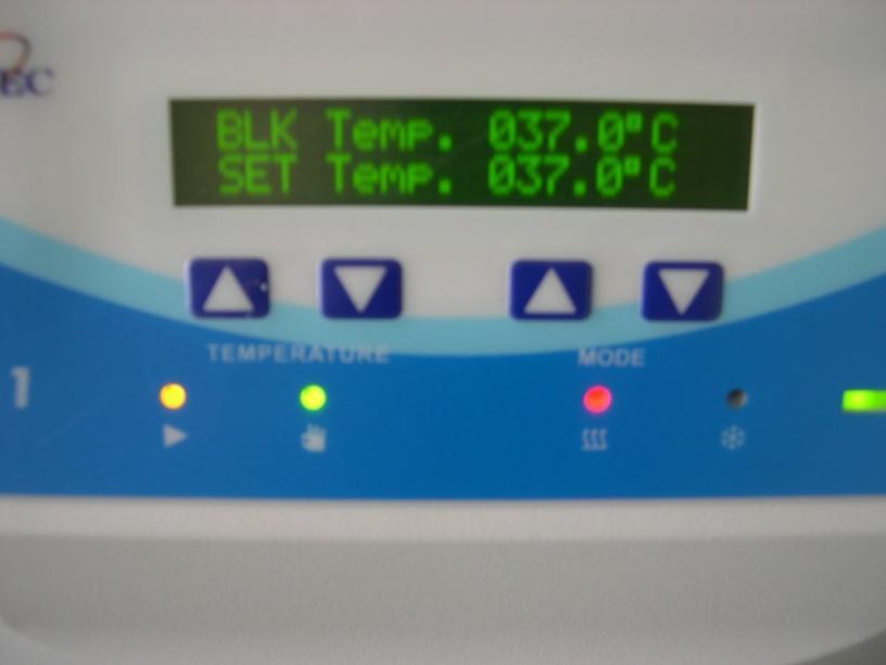 Figure 4: When the target temperature has been reached, as indicated by the display and the green ready -indicator glowing steadily (green arrow), the block cooler is ready to be used.